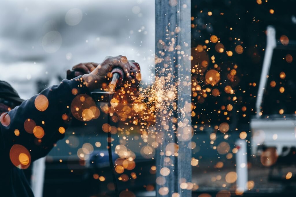 Industrieel werk in een fabriek: slijpen van metaal met vonken