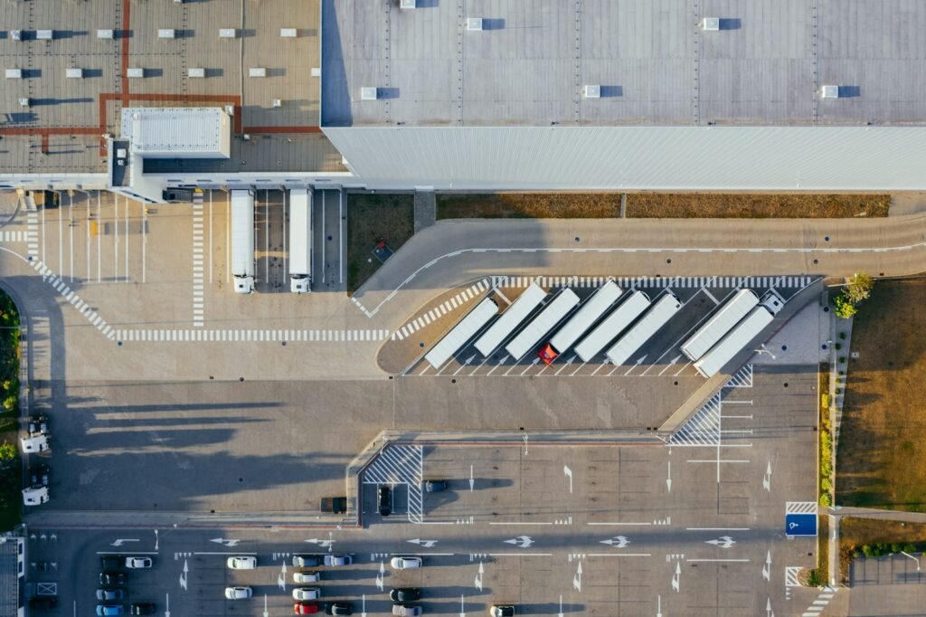 Heftruckchauffeur verplaatst zware industriële lading