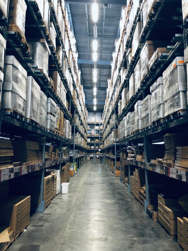Magazijn met stellingen en pallets