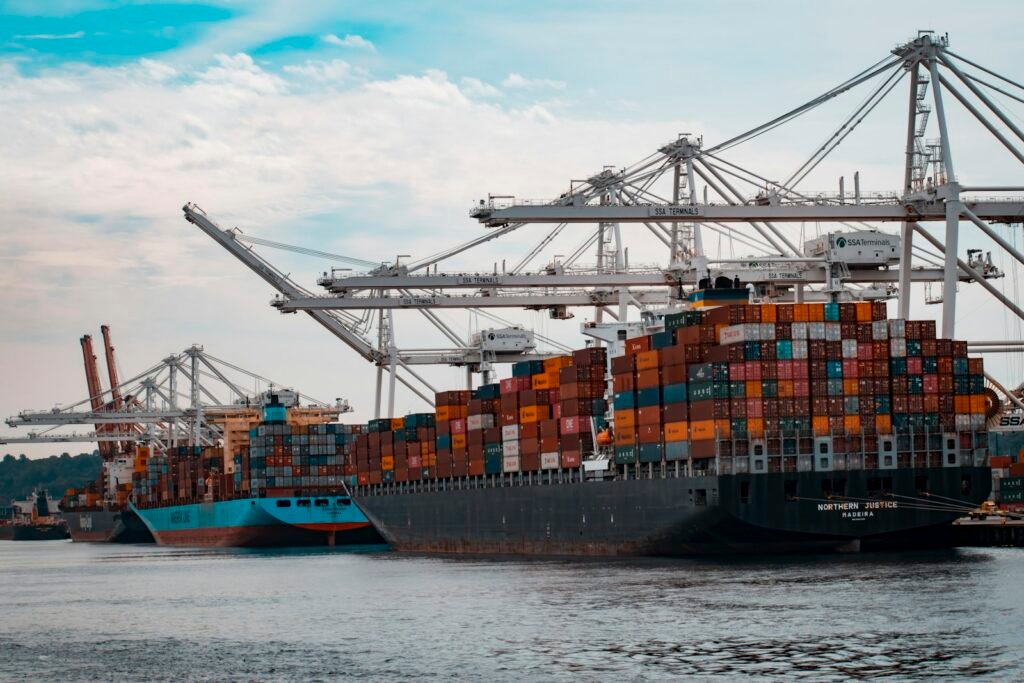Containerschip in een haven voor internationaal transport