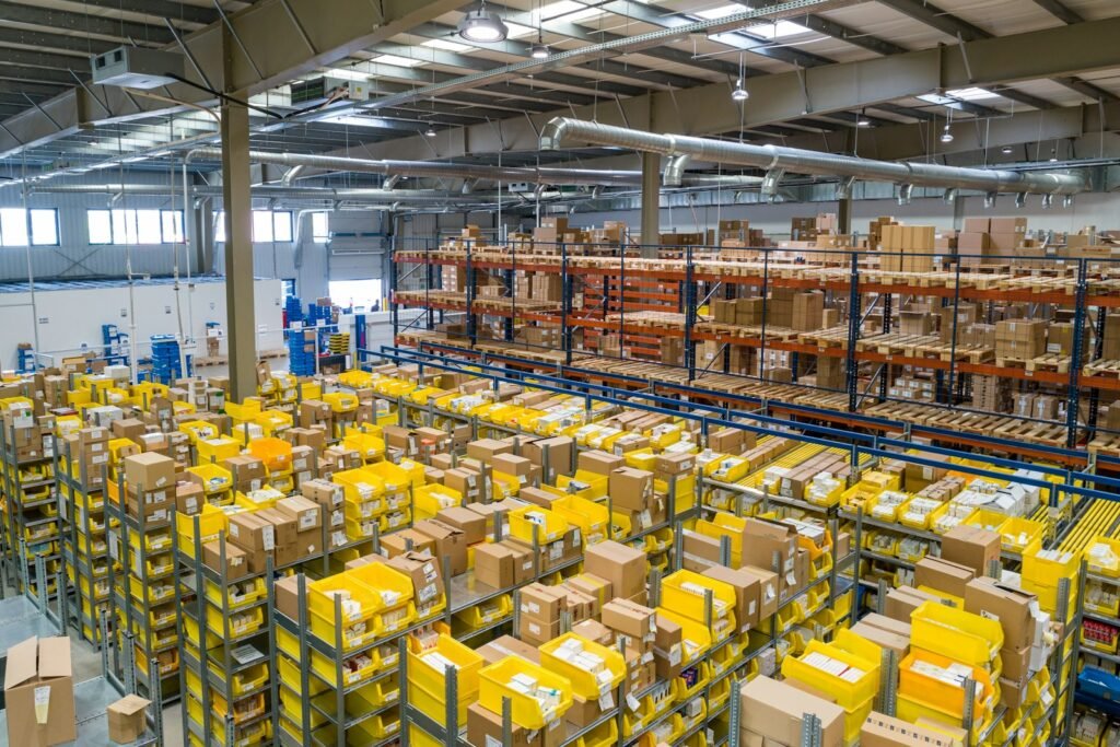Medewerker in een magazijn met zware lading